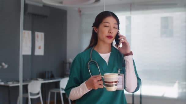 Plan Moyen Jeune Infirmière Asiatique Uniforme Médical Appelant Patient Sur — Video