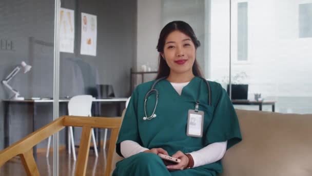 Retrato Medio Del Feliz Médico Asiático Con Estetoscopio Sonriendo Cámara — Vídeos de Stock