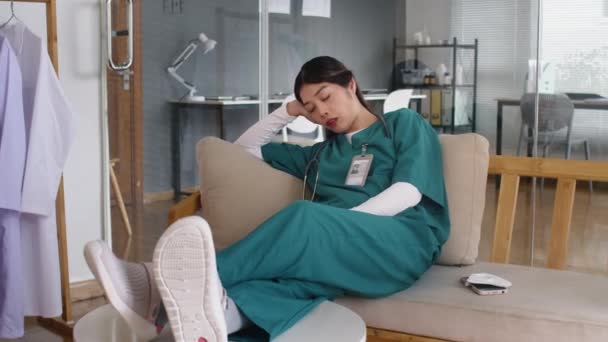 Longo Tiro Mulher Asiática Saúde Trabalhador Pose Relaxada Tendo Cochilo — Vídeo de Stock