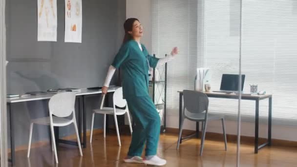 Långskott Glad Asiatisk Sjuksköterska Dans Kliniken Efter Avslutad Praktik — Stockvideo