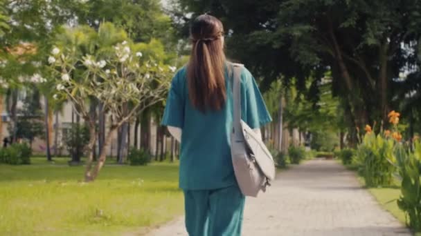 진료소에서 공원을 집에가는 교복에 간호사의 뒤보기 — 비디오