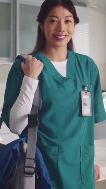 Vertikalt Porträtt Glad Asiatisk Sjuksköterska Medicinsk Uniform Poserar För Kamera — Stockvideo