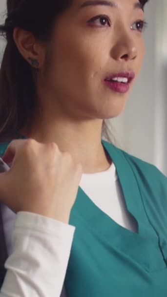 Vertical Incliner Vers Haut Portrait Joyeux Asiatique Infirmière Uniforme Sourire — Video