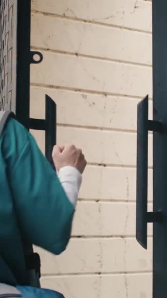 Vertical Shot Mujer Asiática Trabajador Salud Cerrando Puerta Salir Para — Vídeos de Stock