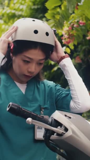 Tiro Vertical Una Trabajadora Asiática Que Pone Casco Cuando Trabajar — Vídeos de Stock