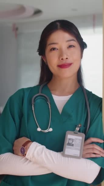 Verticaal Portret Van Vrolijke Vrouwelijke Aziatische Verpleegster Glimlachen Camera Het — Stockvideo