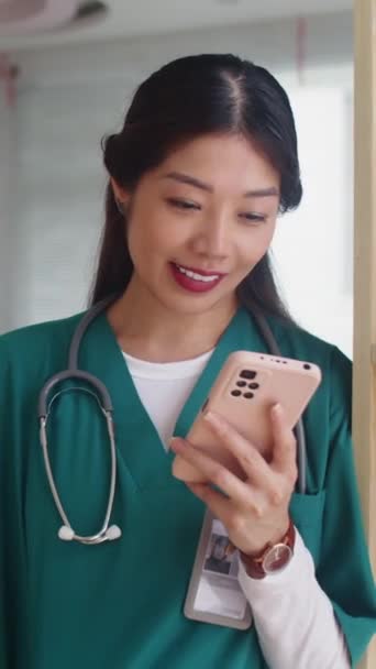 Imagen Vertical Del Mensaje Texto Del Médico General Asiático Femenino — Vídeos de Stock