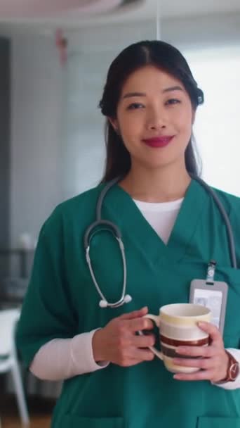 Κάθετη Προσωπογραφία Της Χαρούμενης Εργαζόμενης Στον Τομέα Της Υγείας Ιατρική — Αρχείο Βίντεο