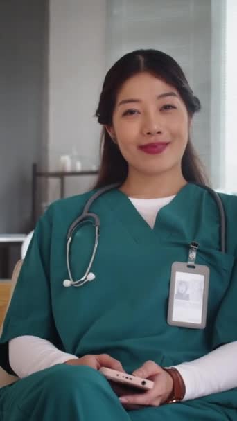 Vertikales Porträt Einer Fröhlichen Asiatischen Krankenschwester Die Die Kamera Kliniksaal — Stockvideo