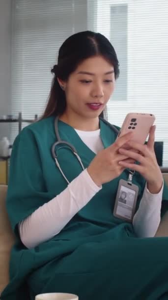 Tiro Vertical Mujer Asiática Médico General Usando Smartphone Tener Descanso — Vídeos de Stock