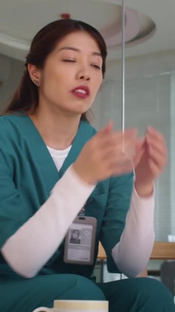 Tiro Vertical Enfermeira Feminina Muito Cansada Uniforme Médico Sentada Sofá — Vídeo de Stock