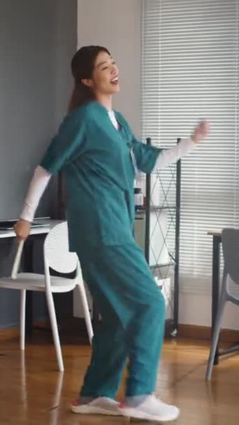 Hastanede Staj Yaptıktan Sonra Dans Eden Mutlu Asyalı Doktorların Dikey — Stok video