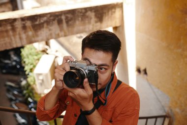 Vietnamlı fotoğrafçı terk edilmiş binada fotoğraf çekiyor.