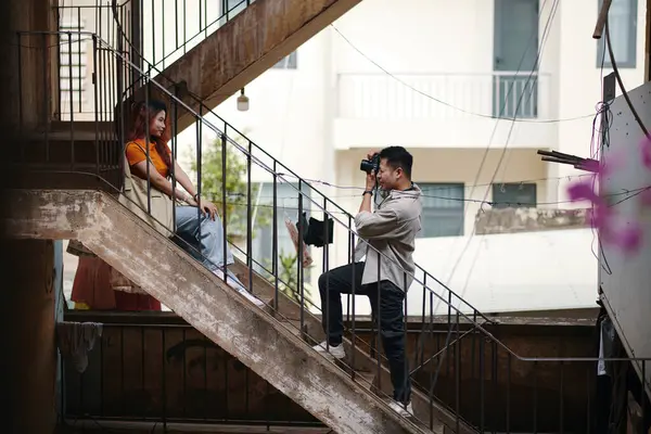 Photographer Shooting Female Client Sitting Old Wooden Steps Peeling Paint — Stock Photo, Image