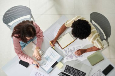 UI ve UX tasarımcıları mobil uygulama kavramını tartışıyor