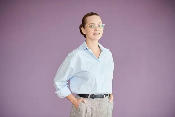 Retrato Empresária Bem Sucedida Positiva Camisa Algodão Calças — Fotografia de Stock