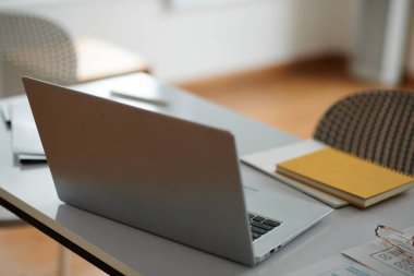 Dizüstü bilgisayarı ve planlayıcısı olan girişimcilerin ofis masası