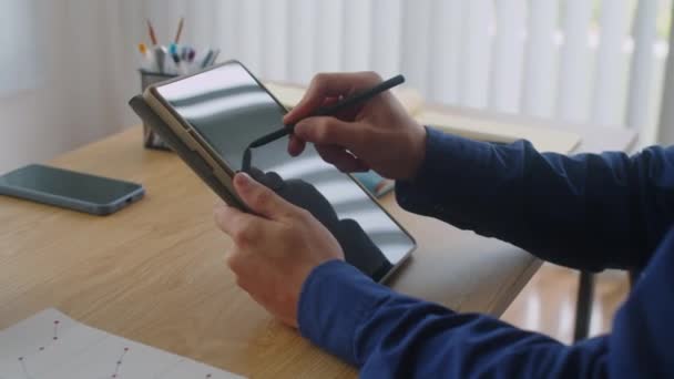 オフィステーブルで働くデジタルタブレットに従業員の手書きのクロップショット — ストック動画