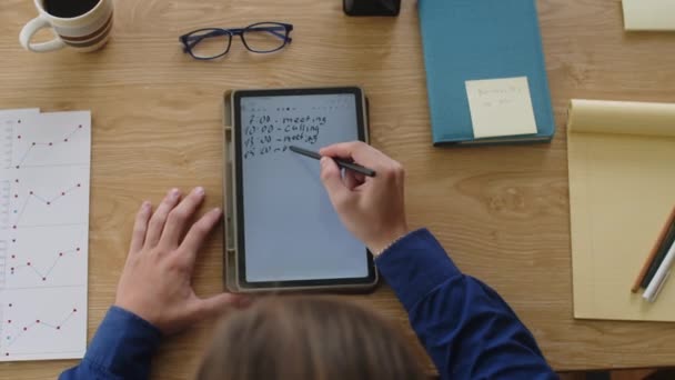Dijital Tablet Üzerindeki Tanınmayan Girişimci Yazı Takviminin Alt Basamağında Kalemle — Stok video