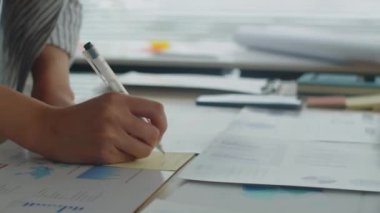 Ofis masasındaki konferansa hazırlanırken dosya ve belgelerle çalışan proje yöneticisinin ellerini kapat