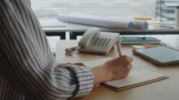 Kadın Yöneticinin Müşteriyle Telefonda Konuşurken Ofis Masasında Otururken Çekilmiş Görüntüsü — Stok video