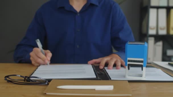 Обрезанный Снимок Соглашения Подписании Предпринимателем Поставка Штампа Сидя Столом Офиса — стоковое видео