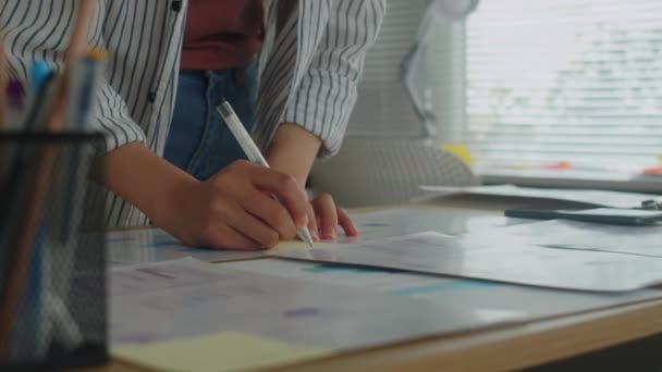 Ofis Masasında Çalışırken Tanınmayan Kadın Çalışanın Kağıt Üzerinde Notlar Alması — Stok video