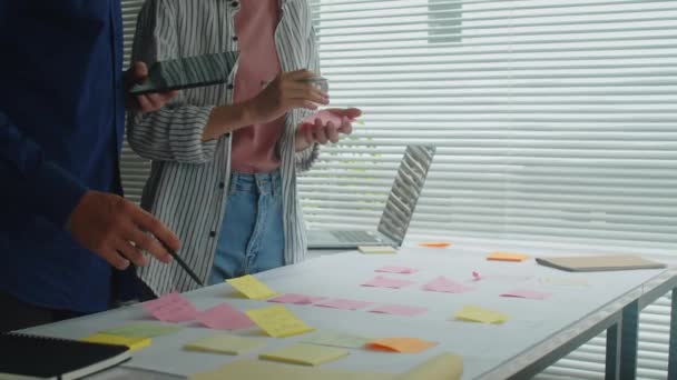 Proje Üzerinde Çalışan Ofis Masasındaki Büyük Afişe Fikirlerini Yapıştıran Birkaç — Stok video