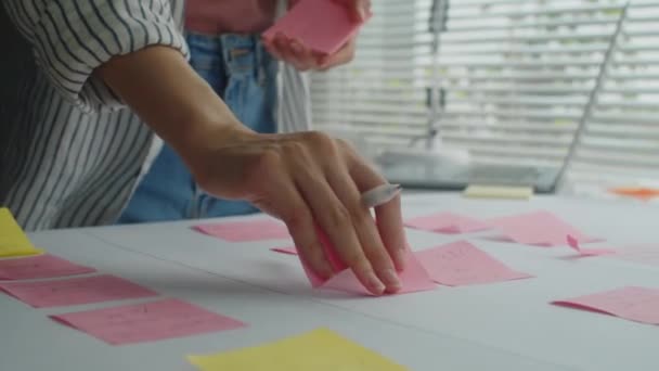 Ofis Masasında Proje Üzerinde Çalışırken Tanınmayan Kadın Ürün Yöneticisinin Çıkartmalar — Stok video