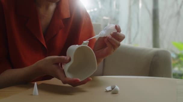 Turuncu Tişörtlü Kırık Saplı Kalp Şeklinde Bir Fincanın Üzerine Yapıştırılmış — Stok video