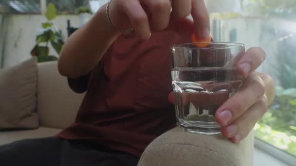 Gehakt Schot Van Onherkenbare Persoon Die Bruistablet Water Plaatst Terwijl — Stockvideo