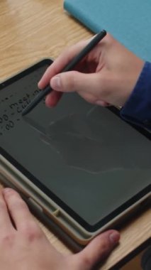 İşadamının dijital tablet üzerine çalışma takvimi yazarken kalem kullanırken dikey görüntüsü