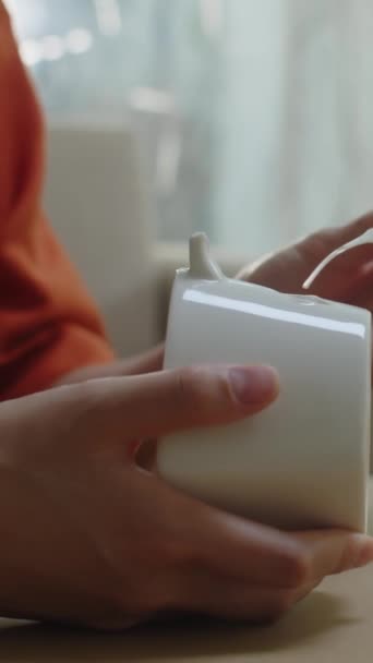 Colpo Verticale Mani Donna Incollando Maniglia Rotta Tazza Ceramica — Video Stock