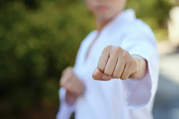 Taekwondo Atleet Doet Jab Punch Bij Het Trainen Van Outdoor — Stockfoto