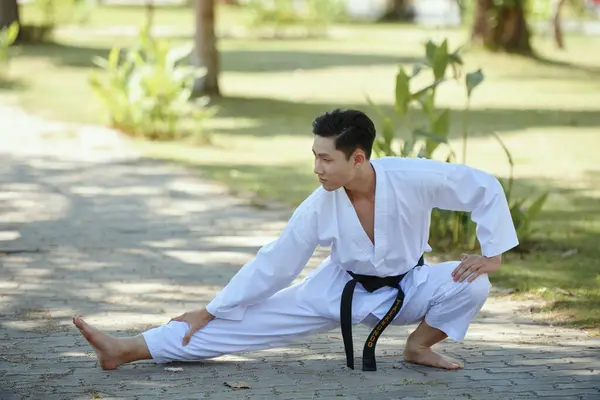 Barefoot Taekwondo Atleet Stretching Benen Bij Het Sporten Buiten — Stockfoto