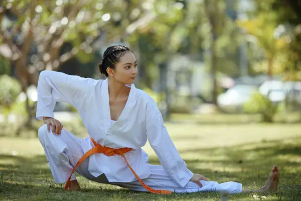 Mujer Atleta Taekwondo Estiramiento Ejercicio Aire Libre — Foto de Stock