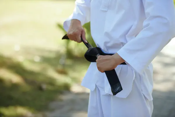 Immagine Ritagliata Dell Atleta Taekwondo Che Lega Cintura Nera Prepara — Foto Stock
