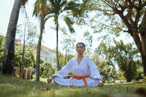 Atleta Taekwondo Femenina Concentrándose Respiración Meditar — Foto de Stock