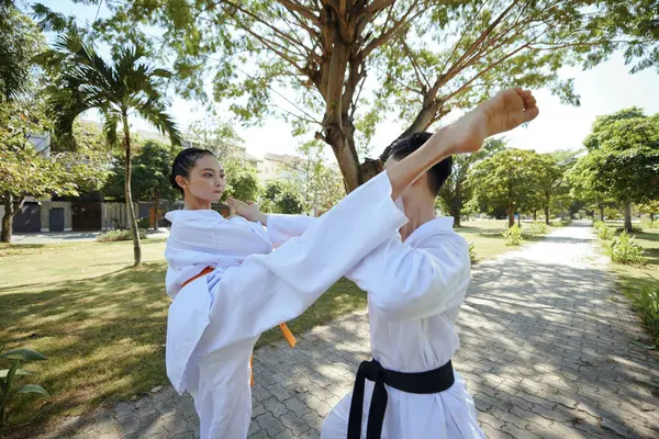 Jong Paar Wonen Outdoor Taekwondo Vechten Training — Stockfoto