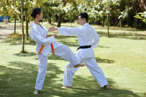 Menina Com Cinto Laranja Defendendo Lutar Com Atleta Taekwondo Faixa — Fotografia de Stock