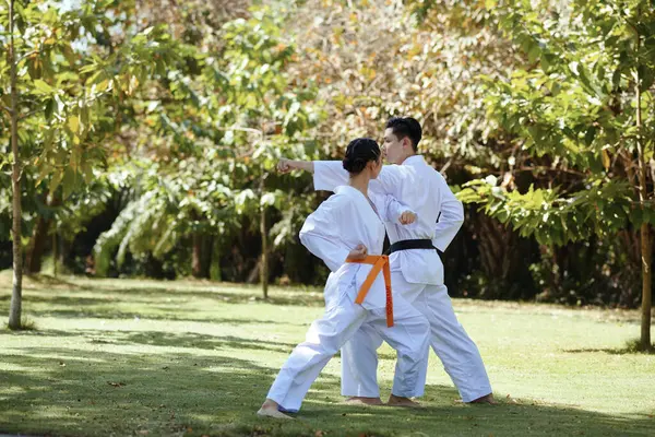 Cinturão Preto Taekwondo Atleta Ensinando Técnicas Defesa Namorada — Fotografia de Stock