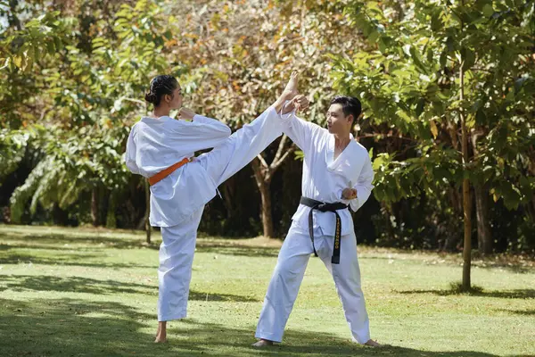 Jovens Atletas Taekwondo Doboks Lutando Livre — Fotografia de Stock