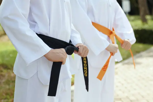 Gehakte Afbeelding Van Taekwondo Atleten Die Dobok Zwarte Oranje Riemen — Stockfoto