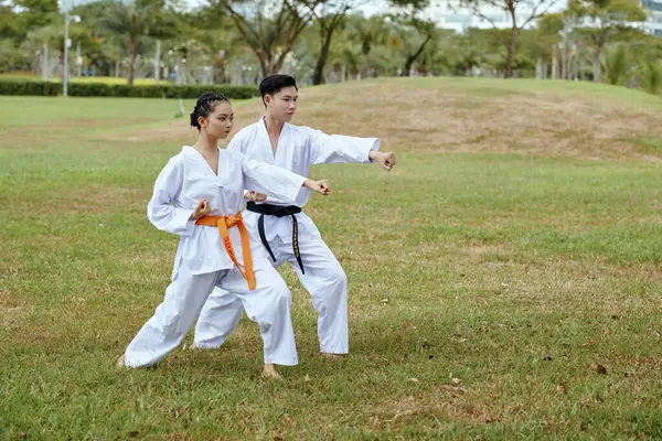 Menina Repetindo Após Professor Praticar Postura Taekwondo — Fotografia de Stock