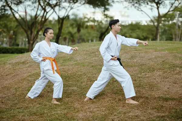 Taekwondo Desportistas Uniforme Trabalhando Livre — Fotografia de Stock