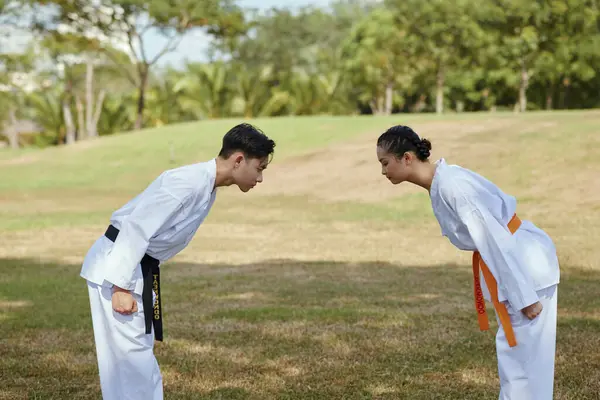 Atletas Taekwondo Curvando Antes Começar Lutar — Fotografia de Stock