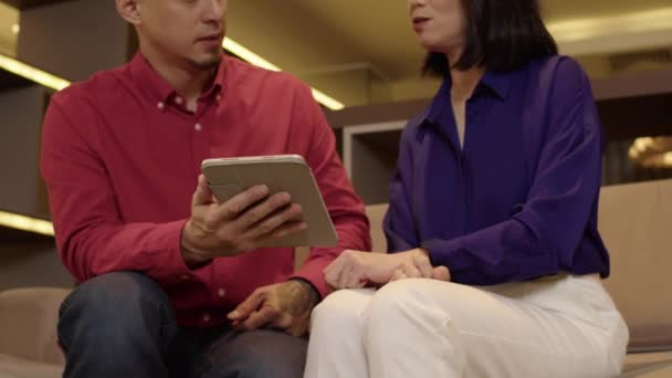 Bajo Ángulo Colegas Que Trabajan Tableta Digital Sentado Sofá Interior — Vídeos de Stock