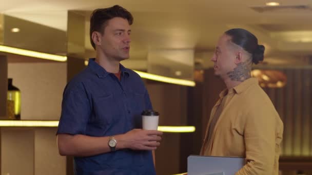 Retrato Médio Dois Empresários Multiétnicos Fazendo Coffee Break Conversando Sorrindo — Vídeo de Stock