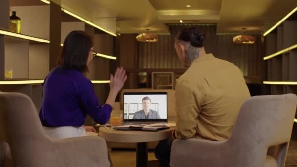 Vue Arrière Deux Entrepreneurs Ayant Une Réunion Ligne Avec Directeur — Video
