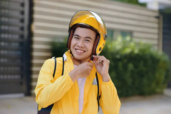 Ritratto Sorridente Consegna Vietnamita Uomo Instabilità Casco Scooter — Foto Stock